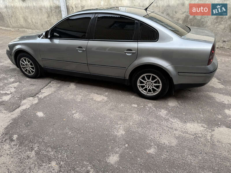 Седан Volkswagen Passat 2004 в Киеве