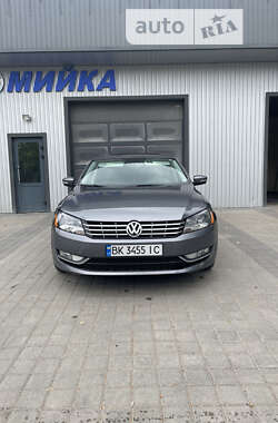 Седан Volkswagen Passat 2015 в Ровно