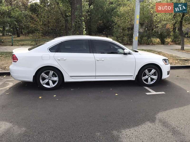 Седан Volkswagen Passat 2013 в Києві
