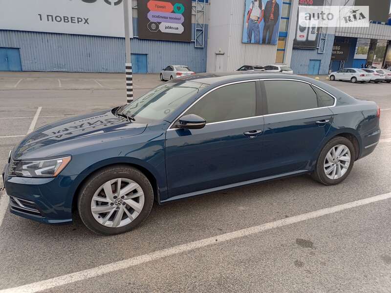 Седан Volkswagen Passat 2018 в Днепре