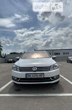 Універсал Volkswagen Passat 2011 в Рівному