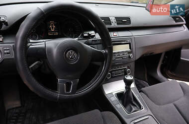 Седан Volkswagen Passat 2010 в Житомире