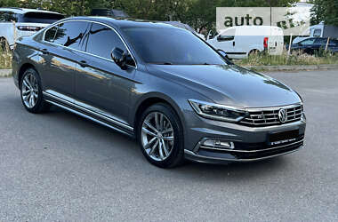 Седан Volkswagen Passat 2016 в Києві