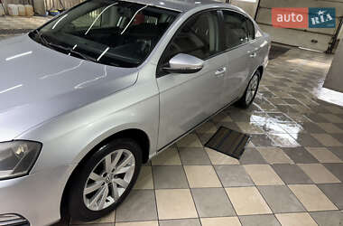 Седан Volkswagen Passat 2011 в Львове