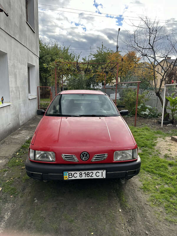 Седан Volkswagen Passat 1989 в Жовкве