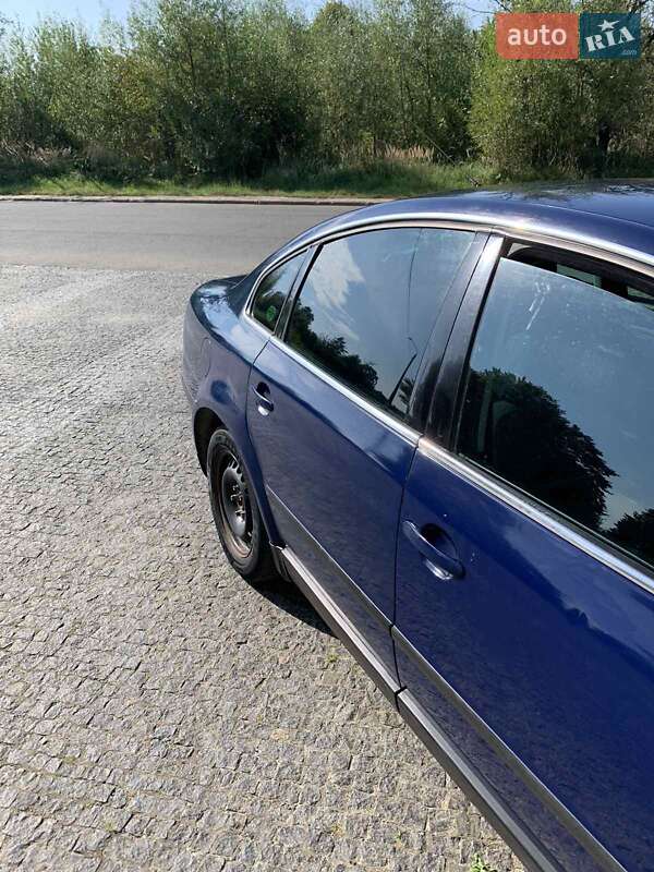 Седан Volkswagen Passat 2002 в Стебнику