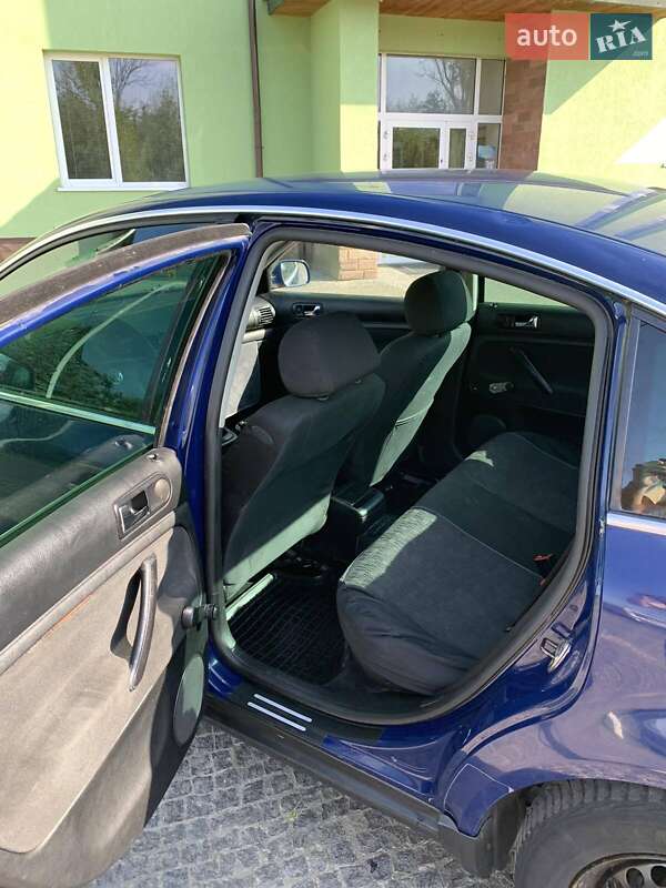 Седан Volkswagen Passat 2002 в Стебнику