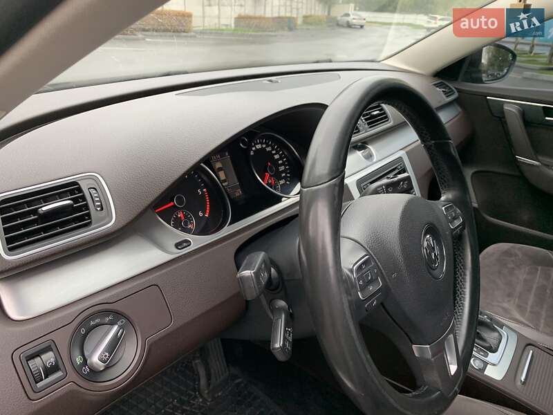 Седан Volkswagen Passat 2012 в Днепре