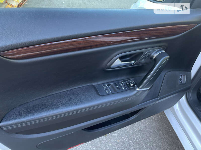 Седан Volkswagen Passat 2011 в Києві