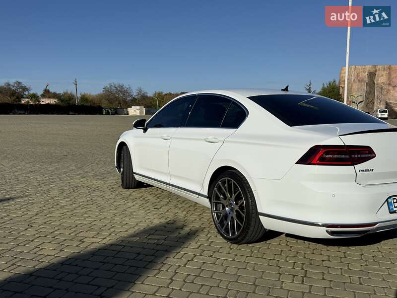 Седан Volkswagen Passat 2016 в Одессе