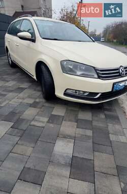 Універсал Volkswagen Passat 2012 в Нововолинську