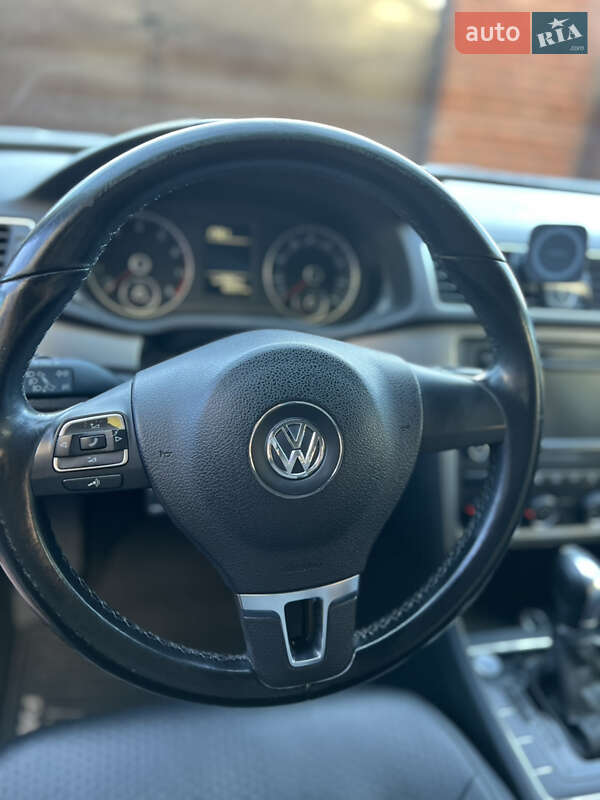 Седан Volkswagen Passat 2015 в Львове