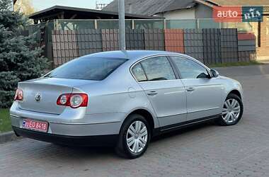 Седан Volkswagen Passat 2006 в Сарнах