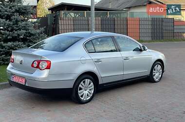 Седан Volkswagen Passat 2006 в Сарнах