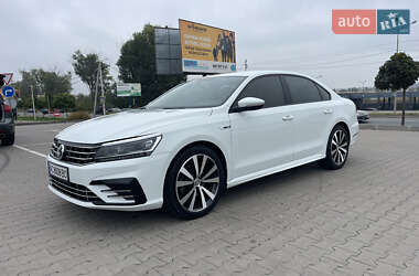 Седан Volkswagen Passat 2018 в Києві