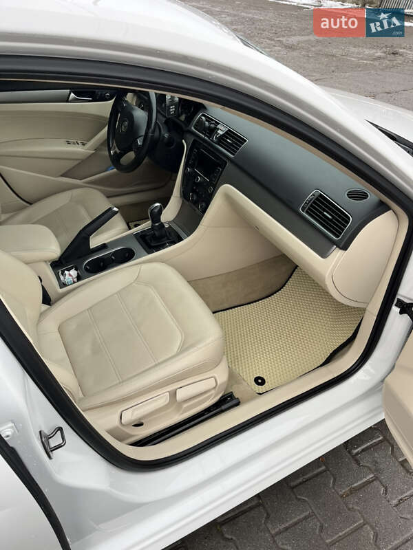 Седан Volkswagen Passat 2014 в Чернівцях