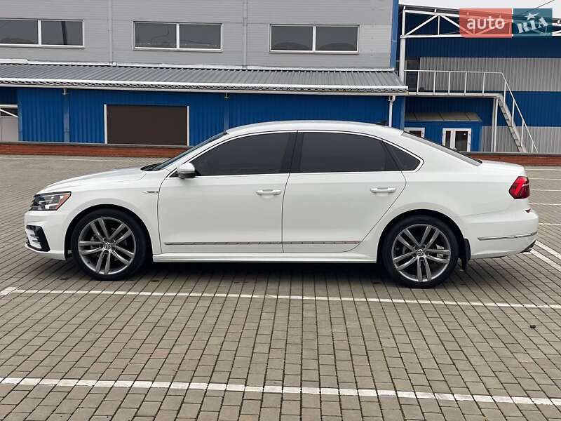 Седан Volkswagen Passat 2017 в Ромнах