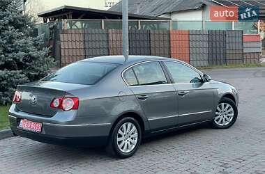 Седан Volkswagen Passat 2006 в Сарнах