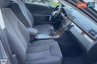 Седан Volkswagen Passat 2006 в Сарнах