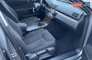 Седан Volkswagen Passat 2006 в Сарнах