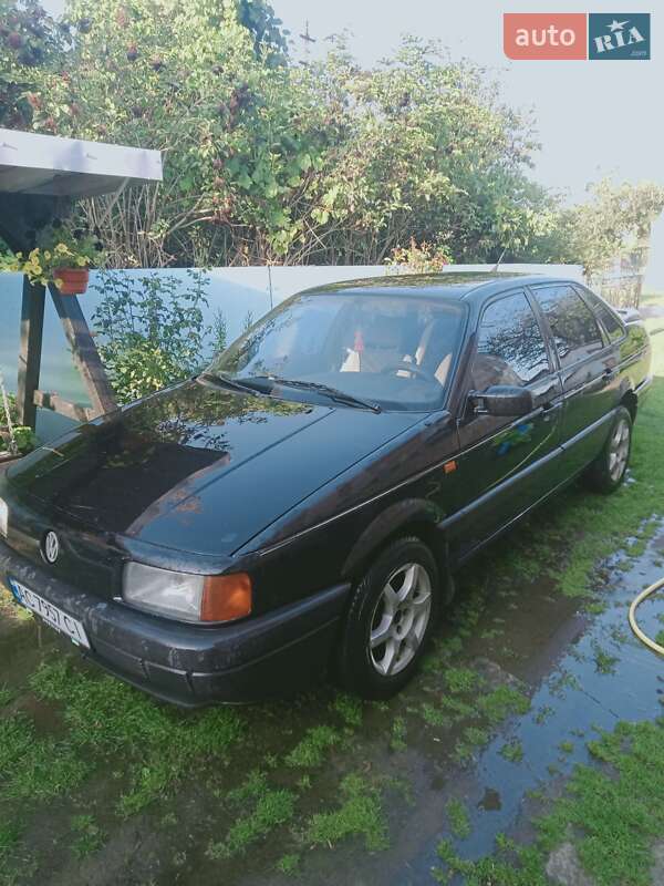 Седан Volkswagen Passat 1992 в Иваничах