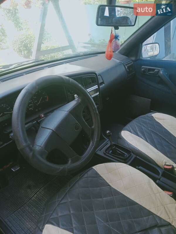 Седан Volkswagen Passat 1992 в Иваничах