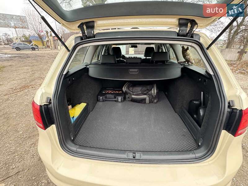 Універсал Volkswagen Passat 2011 в Дніпрі