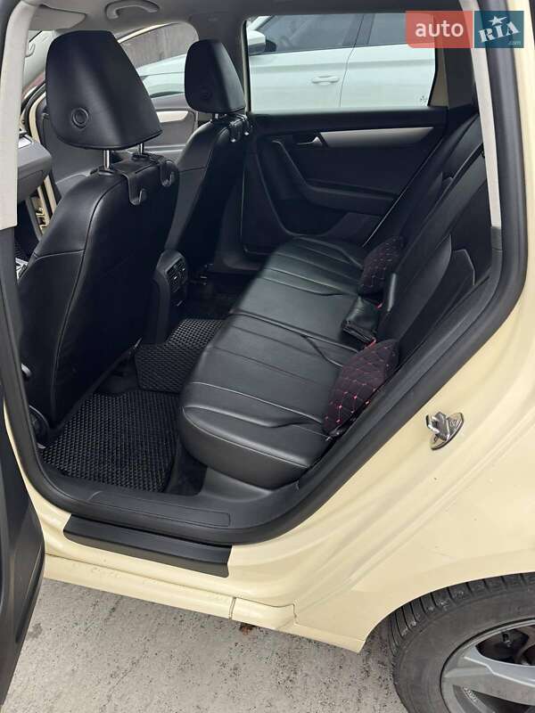 Універсал Volkswagen Passat 2011 в Дніпрі