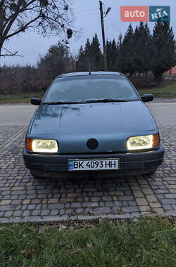 Седан Volkswagen Passat 1990 в Дубно