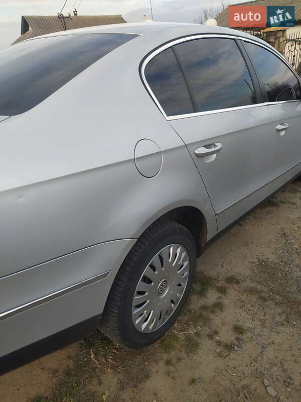Седан Volkswagen Passat 2005 в Гайвороні