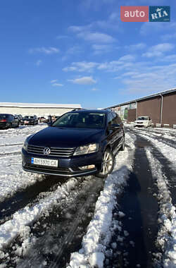 Універсал Volkswagen Passat 2012 в Житомирі