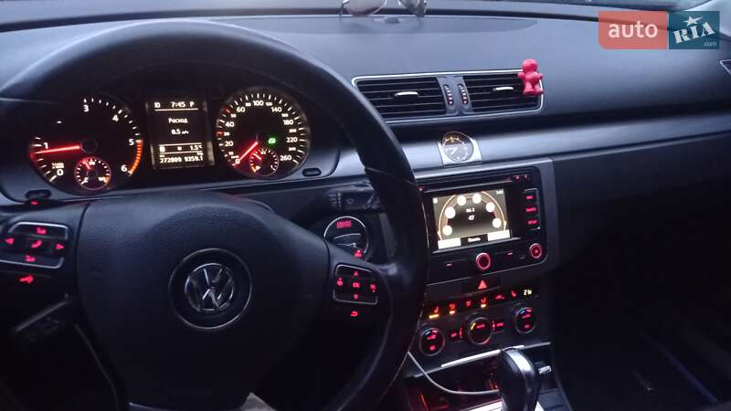 Універсал Volkswagen Passat 2012 в Житомирі