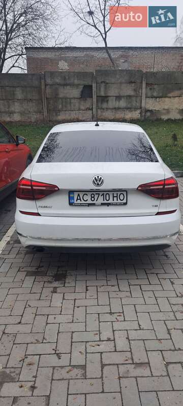 Седан Volkswagen Passat 2016 в Луцке