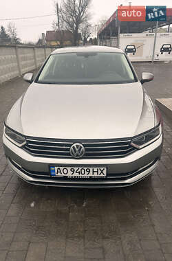 Седан Volkswagen Passat 2016 в Ужгороді