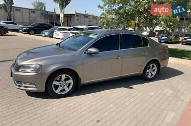 Седан Volkswagen Passat 2014 в Дніпрі