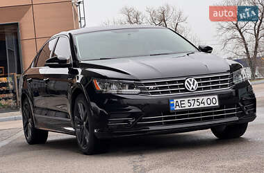 Седан Volkswagen Passat 2016 в Днепре