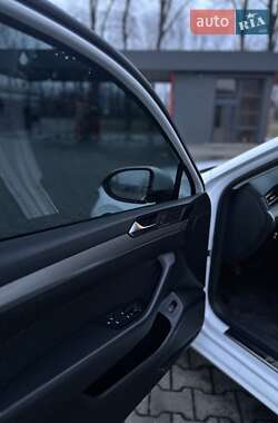 Седан Volkswagen Passat 2017 в 