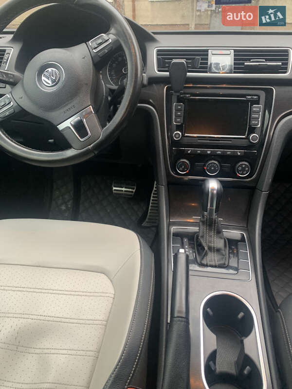 Седан Volkswagen Passat 2014 в Ивано-Франковске