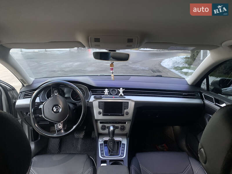 Седан Volkswagen Passat 2015 в Ивано-Франковске
