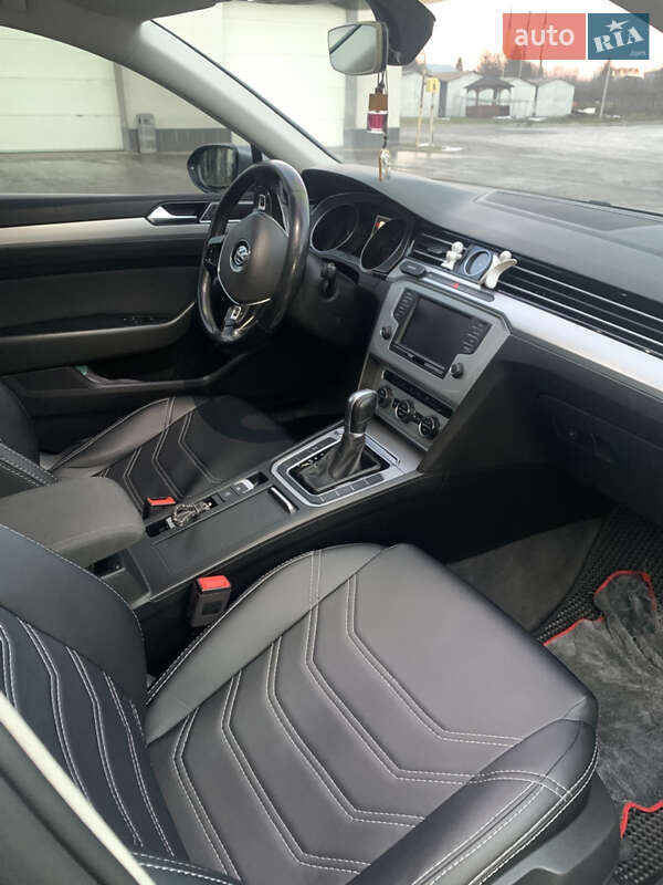 Седан Volkswagen Passat 2015 в Ивано-Франковске