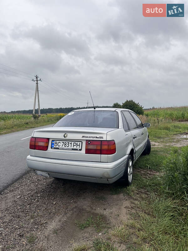 Седан Volkswagen Passat 1994 в Львове
