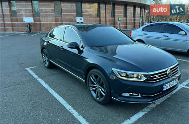 Седан Volkswagen Passat 2017 в Одессе