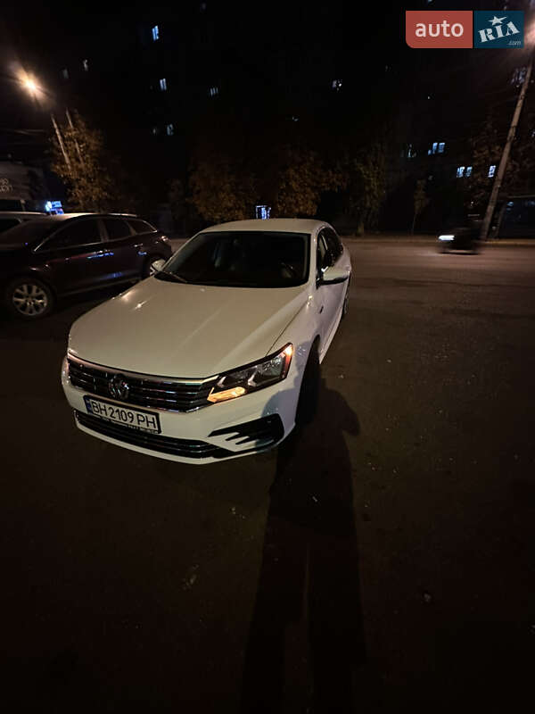 Седан Volkswagen Passat 2016 в Одессе