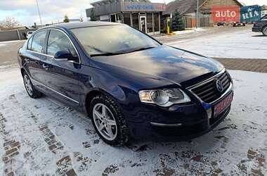 Седан Volkswagen Passat 2006 в Сарнах