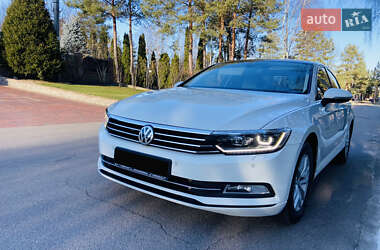 Седан Volkswagen Passat 2018 в Киеве