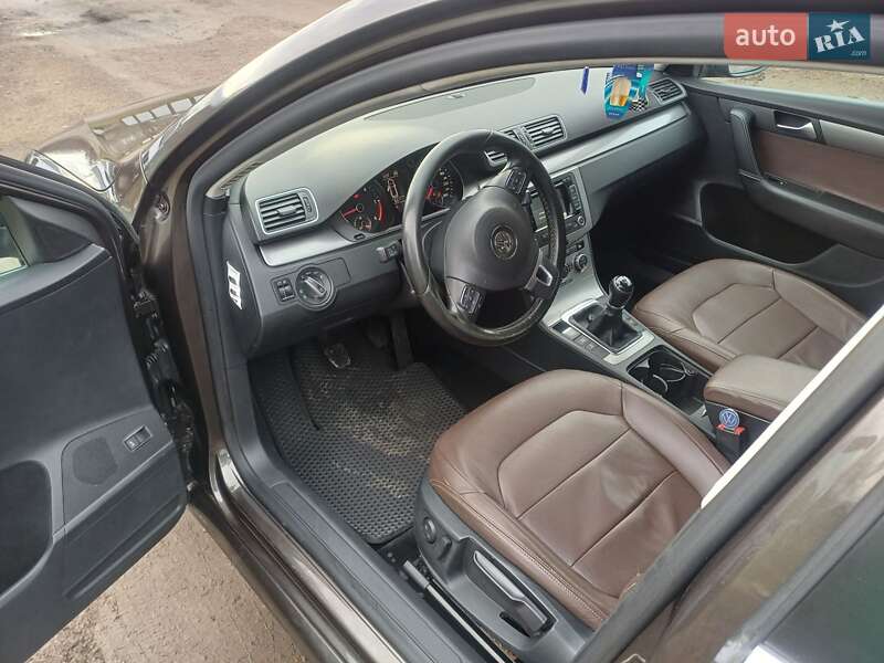 Универсал Volkswagen Passat 2012 в Кицмани