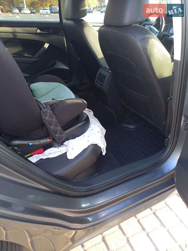 Седан Volkswagen Passat 2015 в Одессе