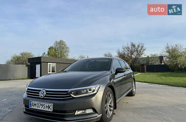 Універсал Volkswagen Passat 2015 в Житомирі