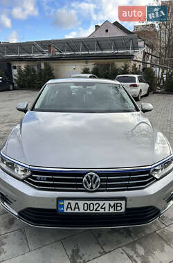 Седан Volkswagen Passat 2016 в Ужгороді