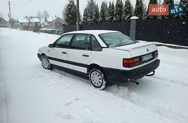 Седан Volkswagen Passat 1988 в Новояворовске